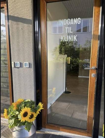 Indgang til klinikken, Rolighedsvej 36F